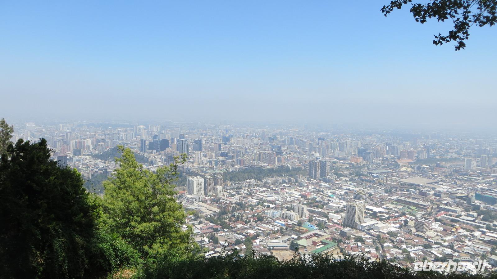 Blick vom Hausberg San Cristobal auf Santiago de Chile