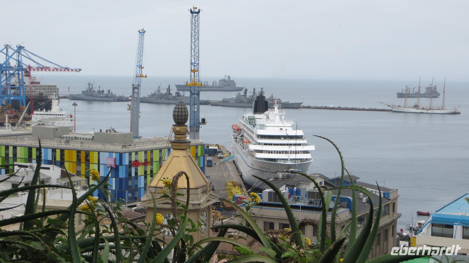 MS Amadea im Hafen von Valparaiso, Chile