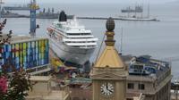 MS Amadea im Hafen von Valparaiso, Chile