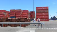 Kupferplatten und Container im Hafen von Antofagasta, Chile