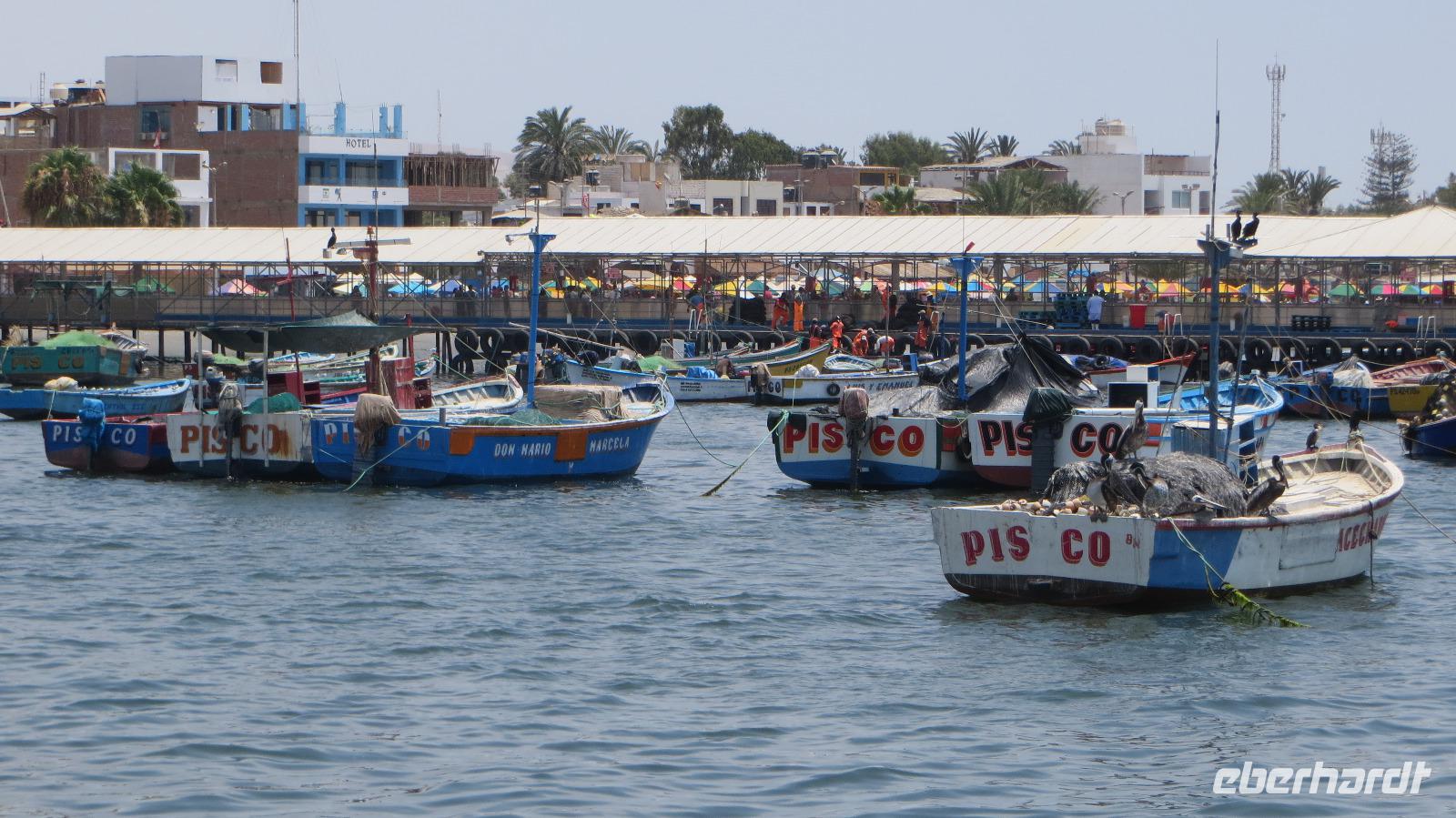 Fischerboote im Hafen von Paracas, Peru