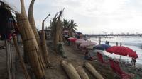 typische Binsenboote im Fischerdorf Huanchaco, Peru