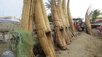 typische Binsenboote im Fischerdorf Huanchaco, Peru