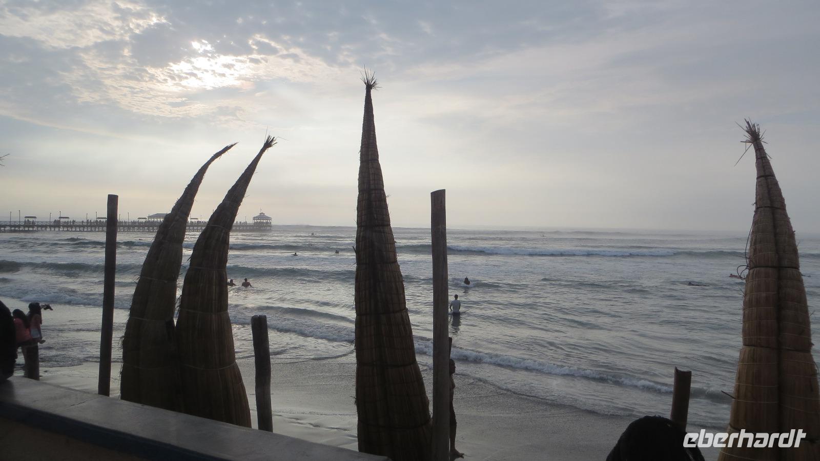 typische Binsenboote im Fischerdorf Huanchaco, Peru