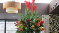 Blumenschmuck beim Mittagessen im Restaurant Cala in Lima, Peru