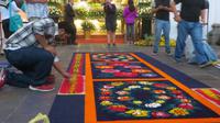 Farbenpracht in der Kirche, Antigua, Guatemala