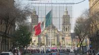 Kathedrale von Mexiko-Stadt mit der Flagge von Mexiko