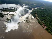über den Iguazu Wasserfällen