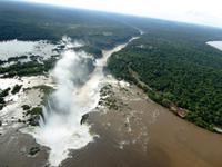 über den Iguazu Wasserfällen