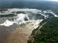 über den Iguazu Wasserfällen