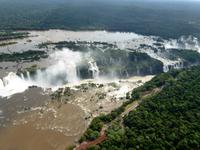 über den Iguazu Wasserfällen