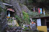 Madonnenstatue am Wasserfall