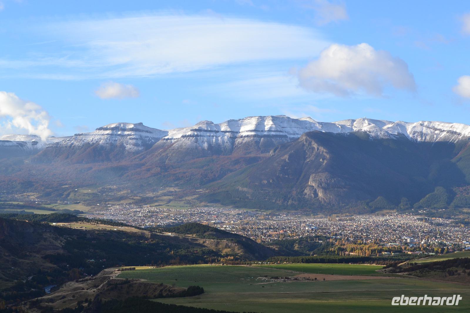 Blick auf Coyhaique am Fuße der Anden