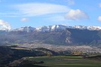 Blick auf Coyhaique am Fuße der Anden