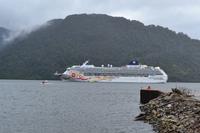 Die Norwegian Sun im Hafen von Puerto Chacabuco