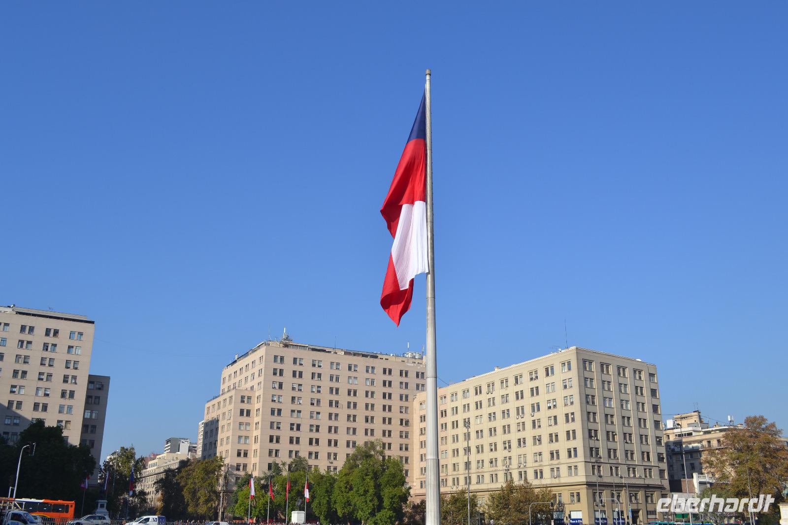 Chilenische Flagge am Moneda-Palast