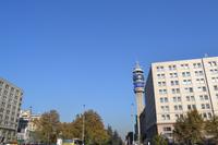 Am Moneda-Palast in Santiago und Fernsehturm