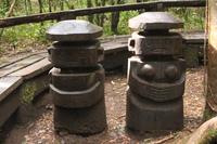 Mapuche-Figuren im Huilo Huilo Reservat