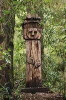 Mapuche-Figuren im Huilo Huilo Reservat