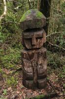 Mapuche-Figuren im Huilo Huilo Reservat
