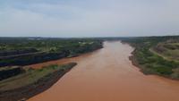 Itaipú-Wasserkraftwerk (Brasilien) - Paraná-Fluss