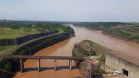 Itaipú-Wasserkraftwerk (Brasilien) - Paraná-Fluss