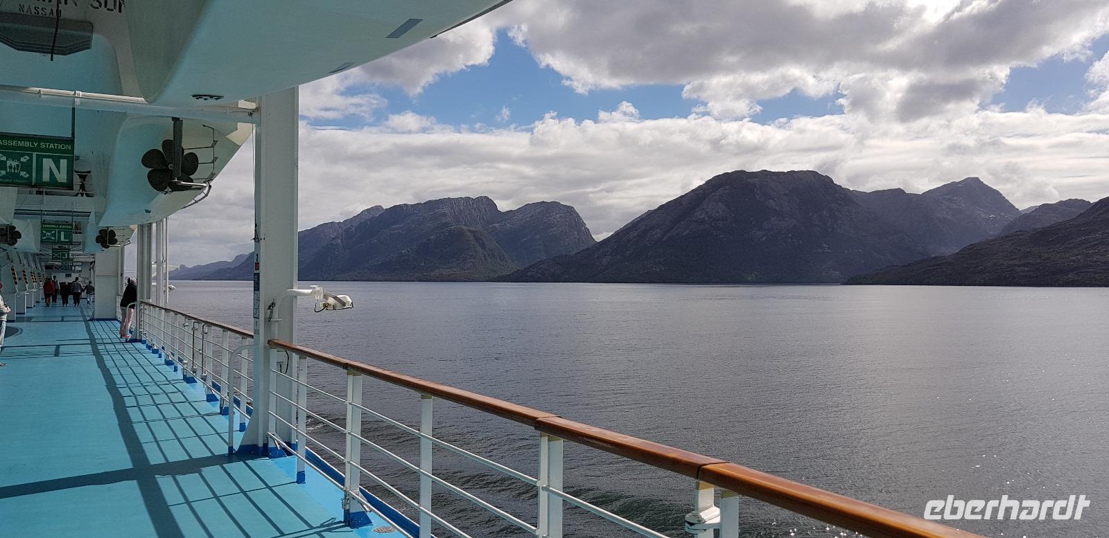 Fahrt durch die chilenische Fjord-Landschaft mit der Norwegian Sun