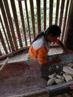 Herstellung von Maniok Brot