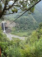 Seilbahnfahrt oberhalb von Banos
