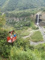 Seilbahnfahrt oberhalb von Banos