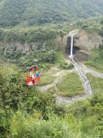 Seilbahnfahrt oberhalb von Banos