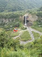 Seilbahnfahrt oberhalb von Banos