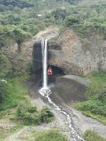Seilbahnfahrt oberhalb von Banos