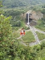 Seilbahnfahrt oberhalb von Banos