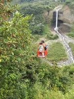 Seilbahnfahrt oberhalb von Banos