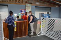 Studienreiseleiterin Wiebke Christ beim wiegen samt Gepäck