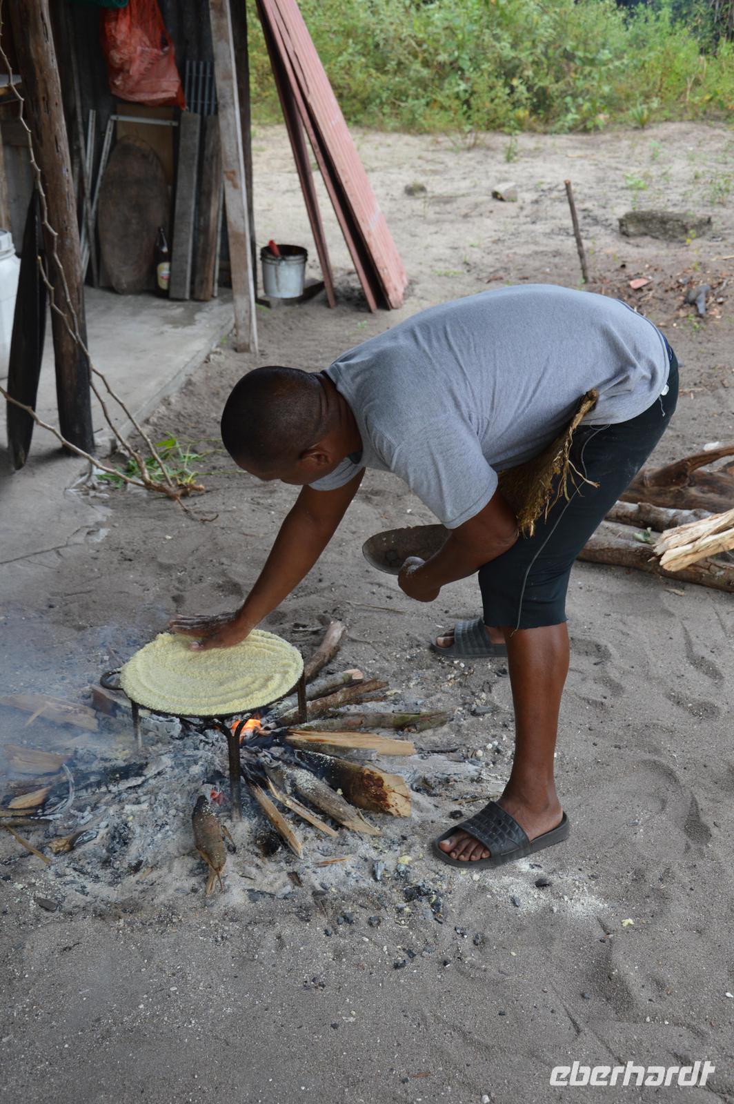 Powakka - Herstellung von Kassawabrot
