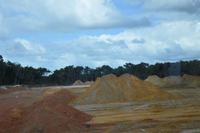 Powakka - Gewinnung von verschiedenen Arten Sand und oberflächliche Erzgewinnung in der Savanne