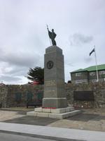 Falklandinseln - Spaziergang durch Stanley - Royal Marine Memorial
