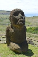 Chile und Osterinsel - Rano Raraku - Steinbruch der Moai - knieender Moai