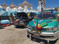 Bolivien Segnung von neuen Autos vor der Kathedrale @ Anette Rietz EHT