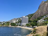 Die Favelas rechts, neben dem Sheraton links