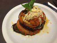 Abendessen: Lasagne von Aubergine und Büfflemozzarella auf Tomaten und Pesto