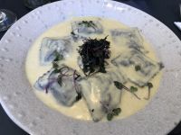 Ravioli gefüllt mit Ricotta-Bärlaucreme mit schaumiger Zitronen-Butter-Soße