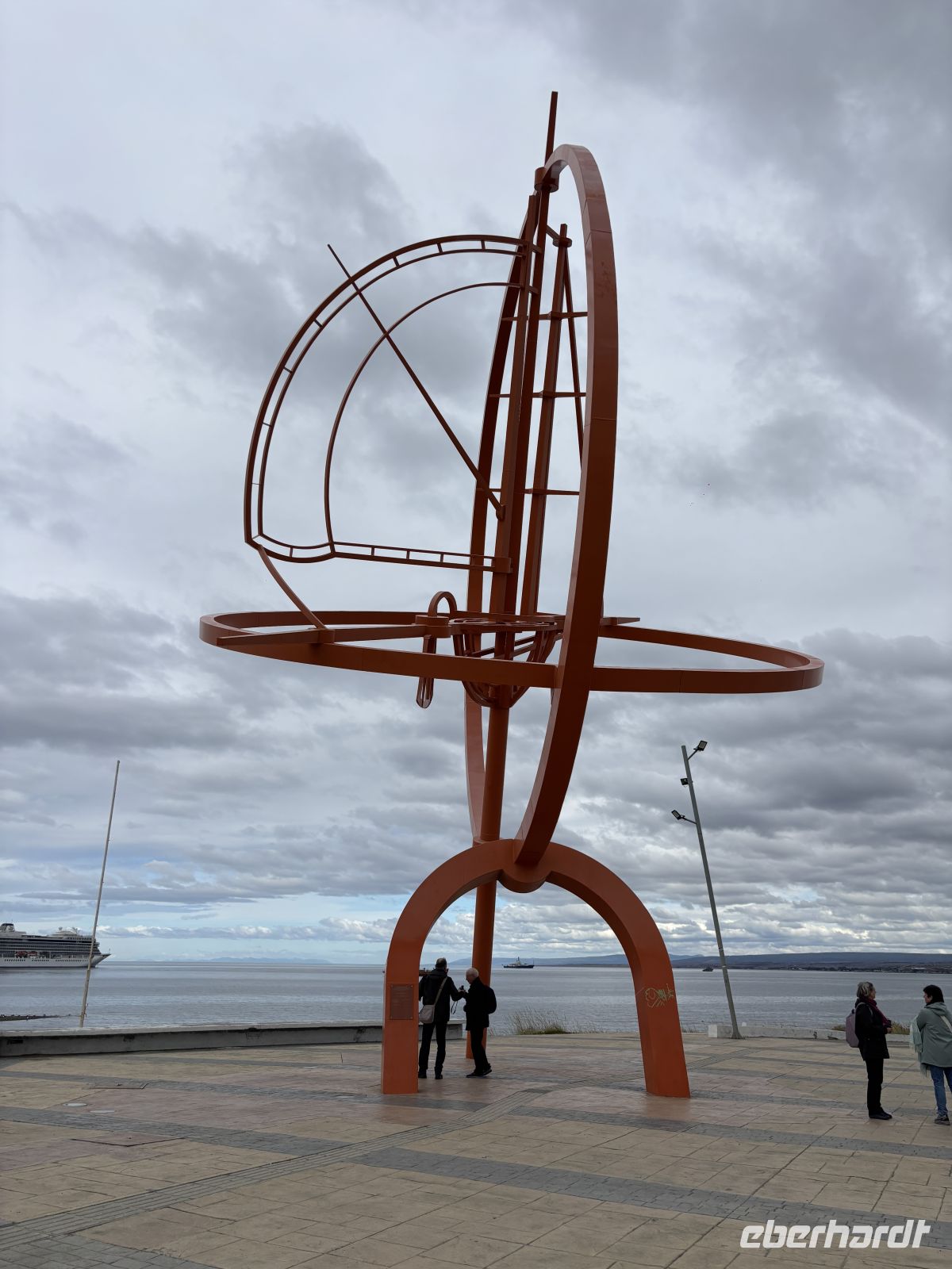 Kompass an der Promenade von Punta Arenas &ndash; &copy;  (Eberhardt TRAVEL)