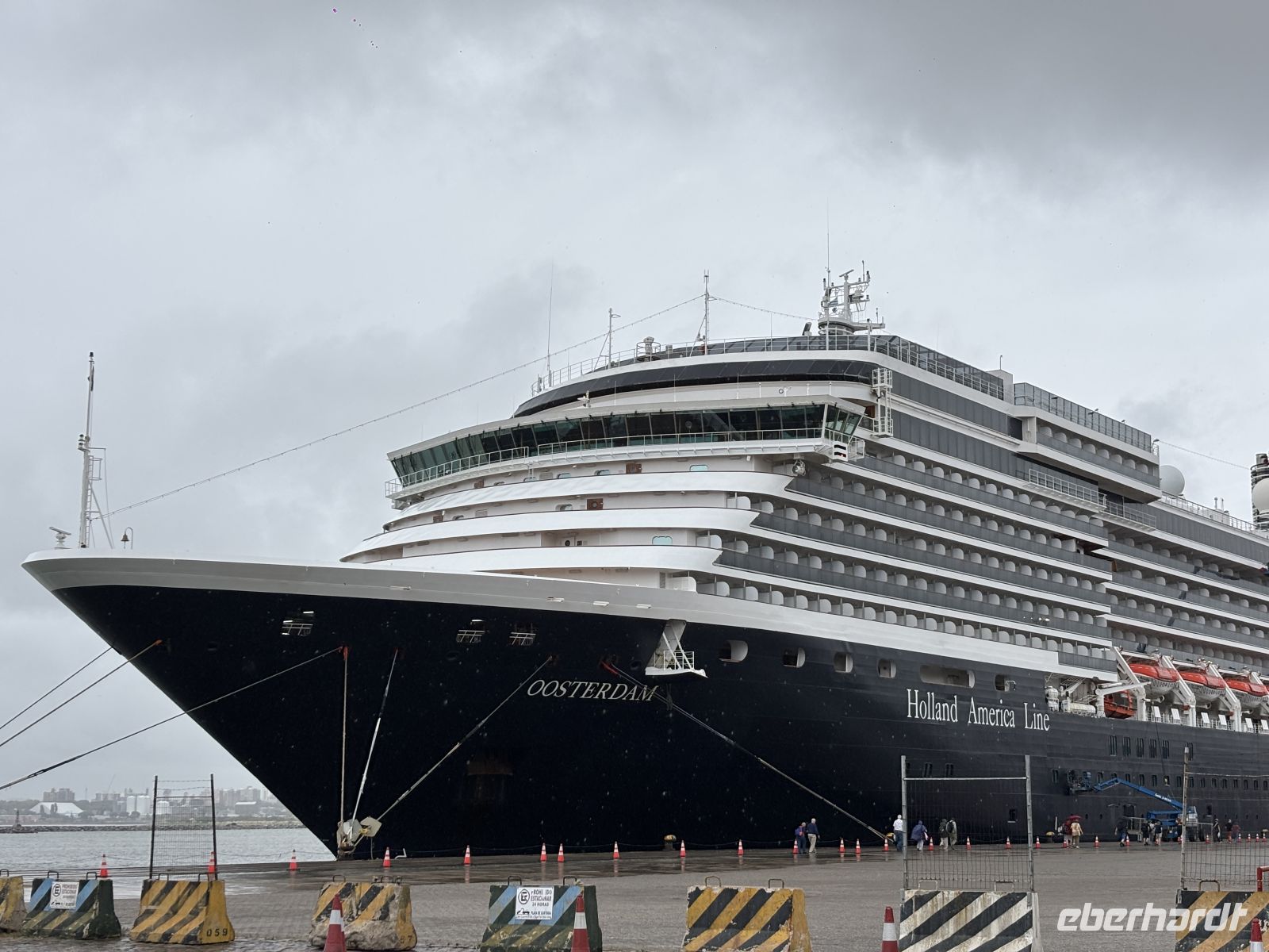 MS Oosterdam im Hafen von Montevideo &ndash; &copy;  (Eberhardt TRAVEL)