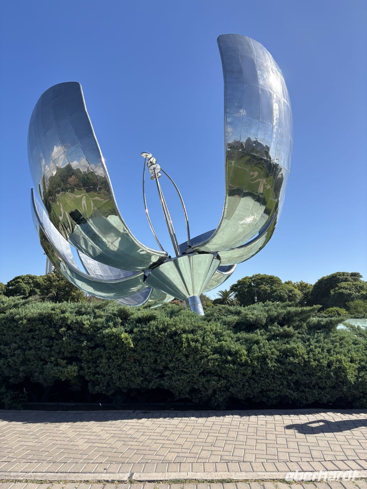Floralis Generica &ndash; &copy;  (Eberhardt TRAVEL)