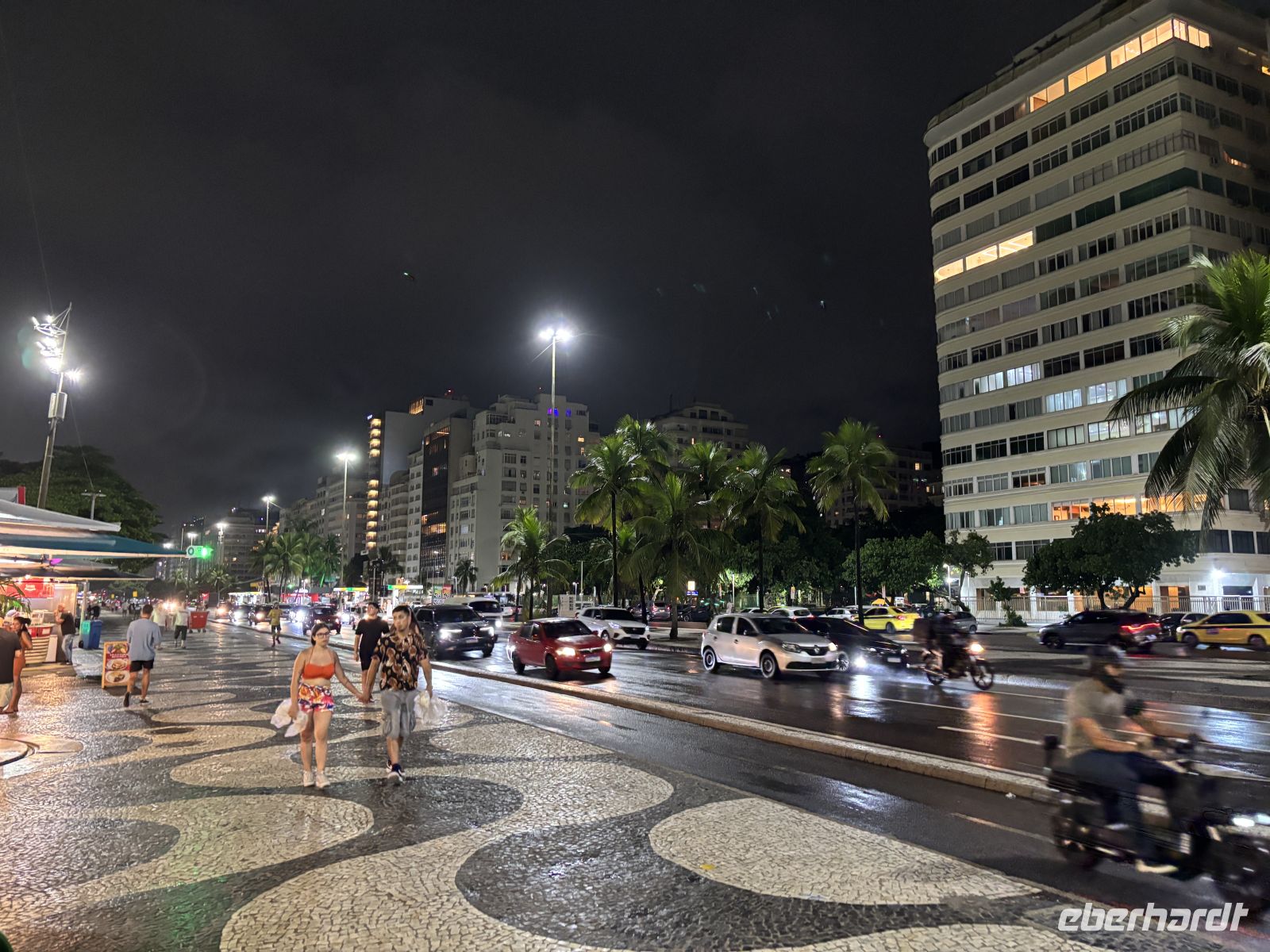 Copacabana am Abend &ndash; &copy;  (Eberhardt TRAVEL)