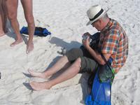 am Strand der Gardner Bucht auf Espaniola