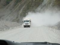 Fahrt entlang der Strecke des Zugs in die Wolken - Schotterpisten